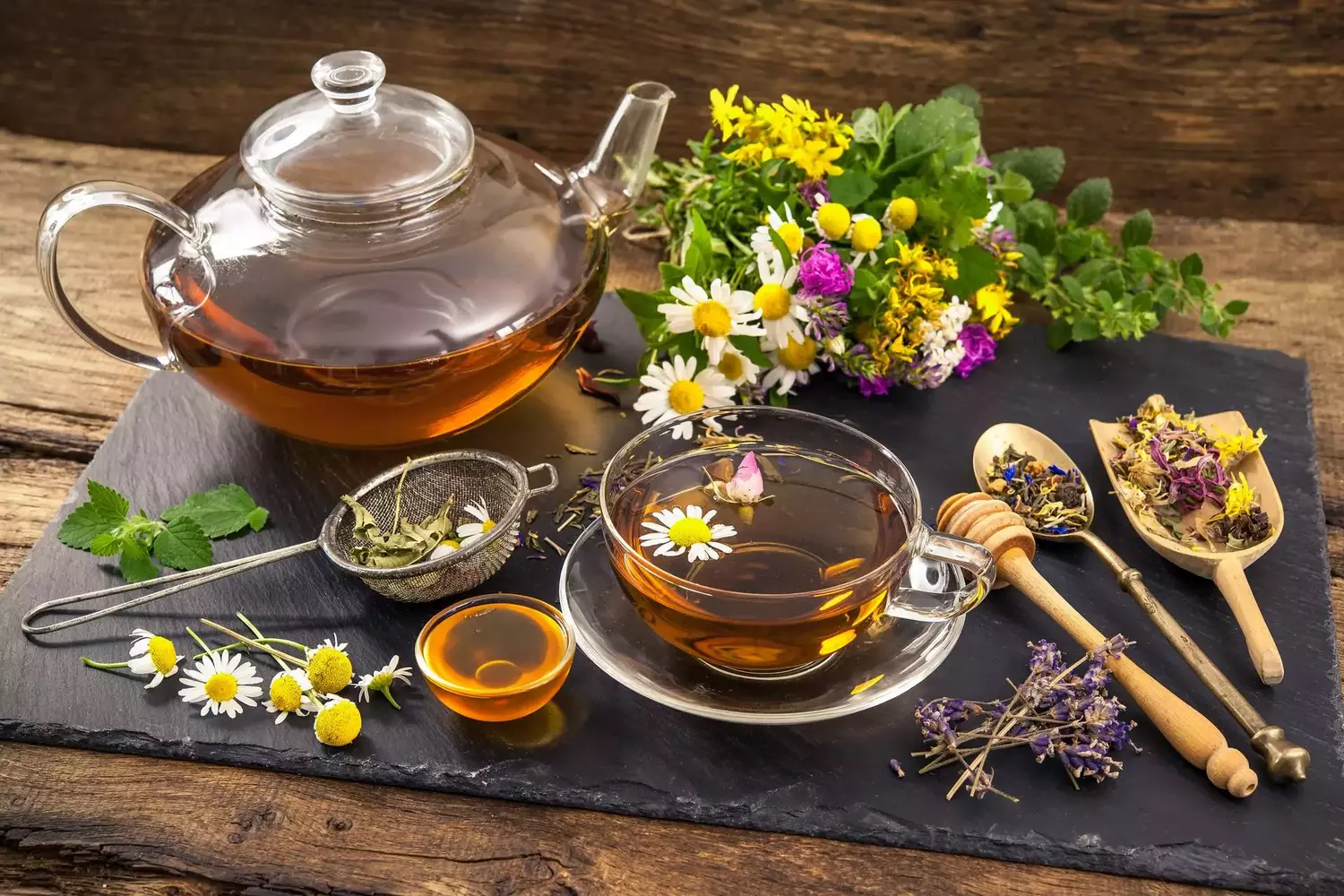 Herbal tea with honey Die wirksamsten Kräutertees bei Erkältungen