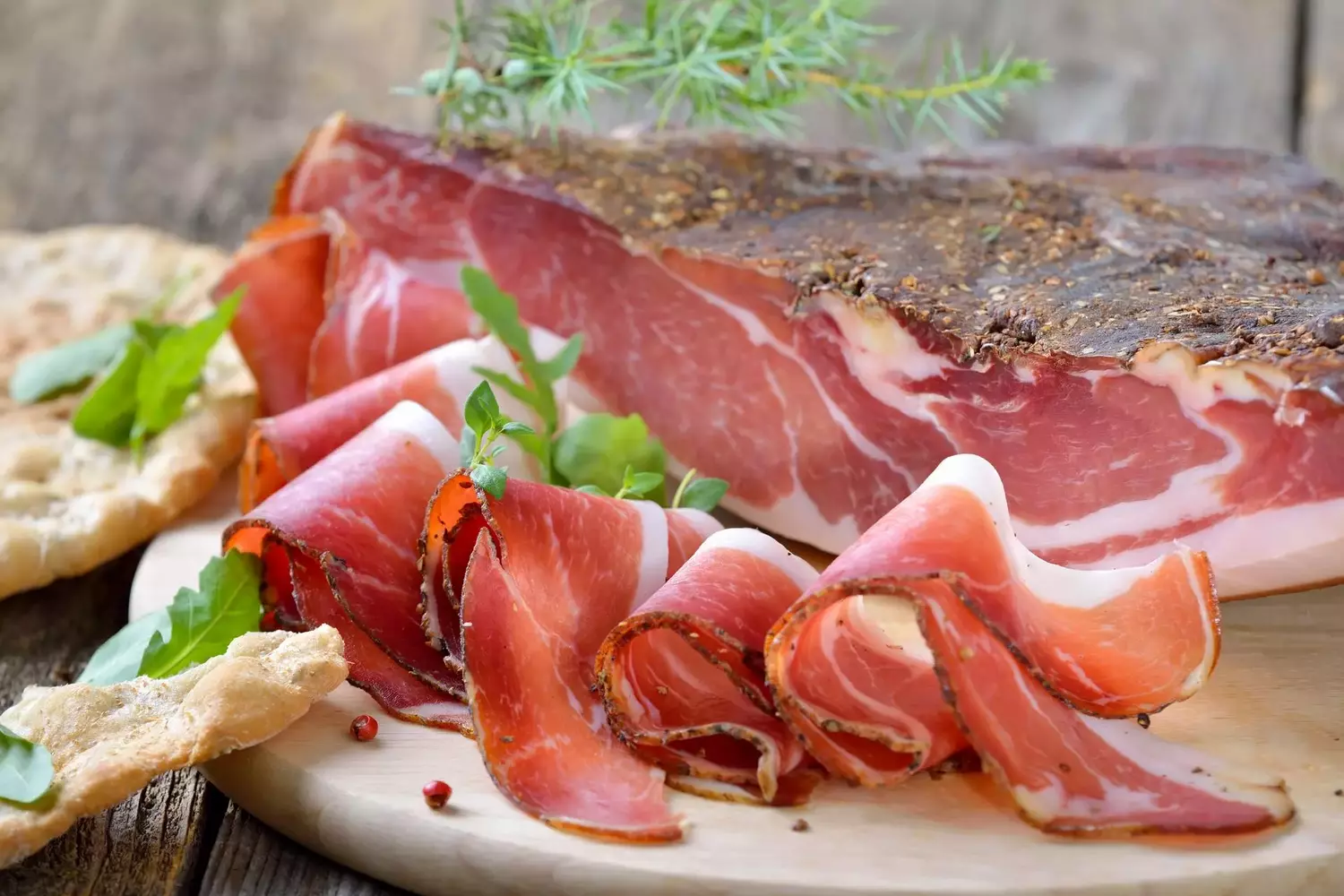 Deftiger Sdtiroler Bauernspeck am Stck und geschnitten mit Schttelbrot Alles rund ums AMA-Gastrosiegel - Wissen, woher das Schnitzel kommt