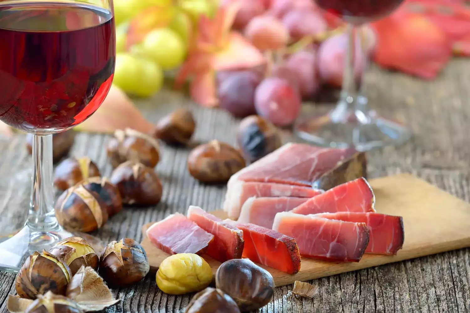 Sdtiroler Bauernspeck und heie Maroni, dazu ein Glas Vernatsch Törggelen im Zillertal: Feiern und genießen in Kaltenbach