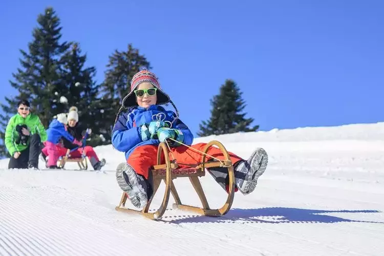 kleiner Junge beim Rodeln Rodelspaß für die ganze Familie am Spieljoch